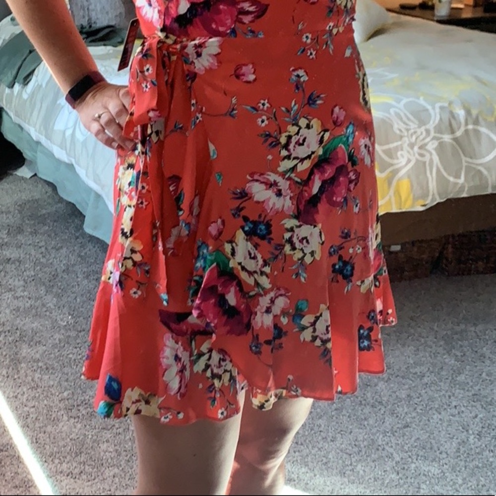 NWT Express Women’s Floral Wrap Dress - Picture 4 of 9